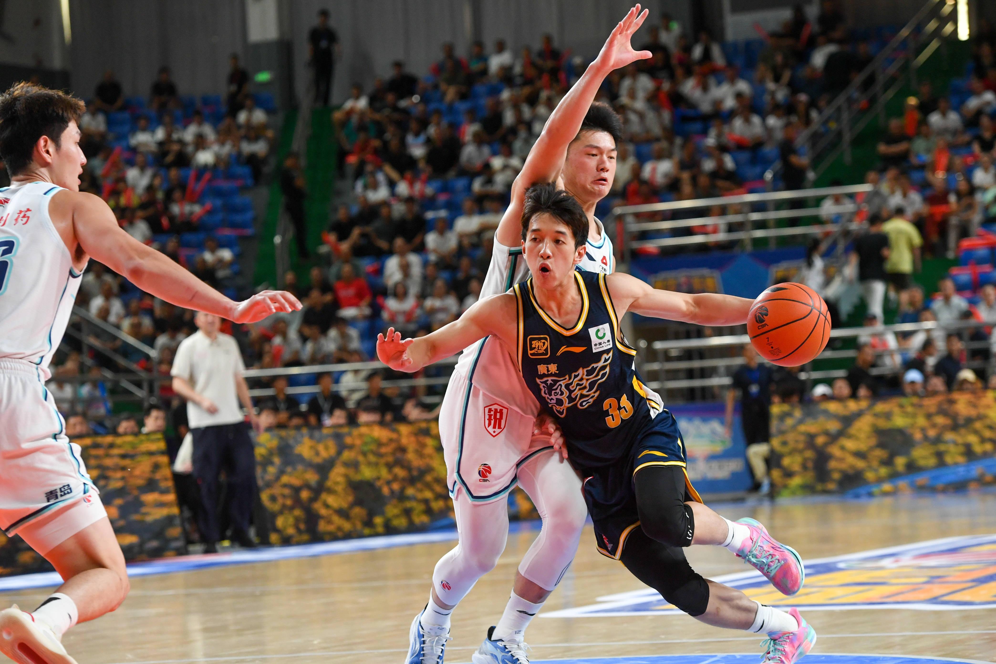 全明星激烈对抗，球队高效防守夺冠