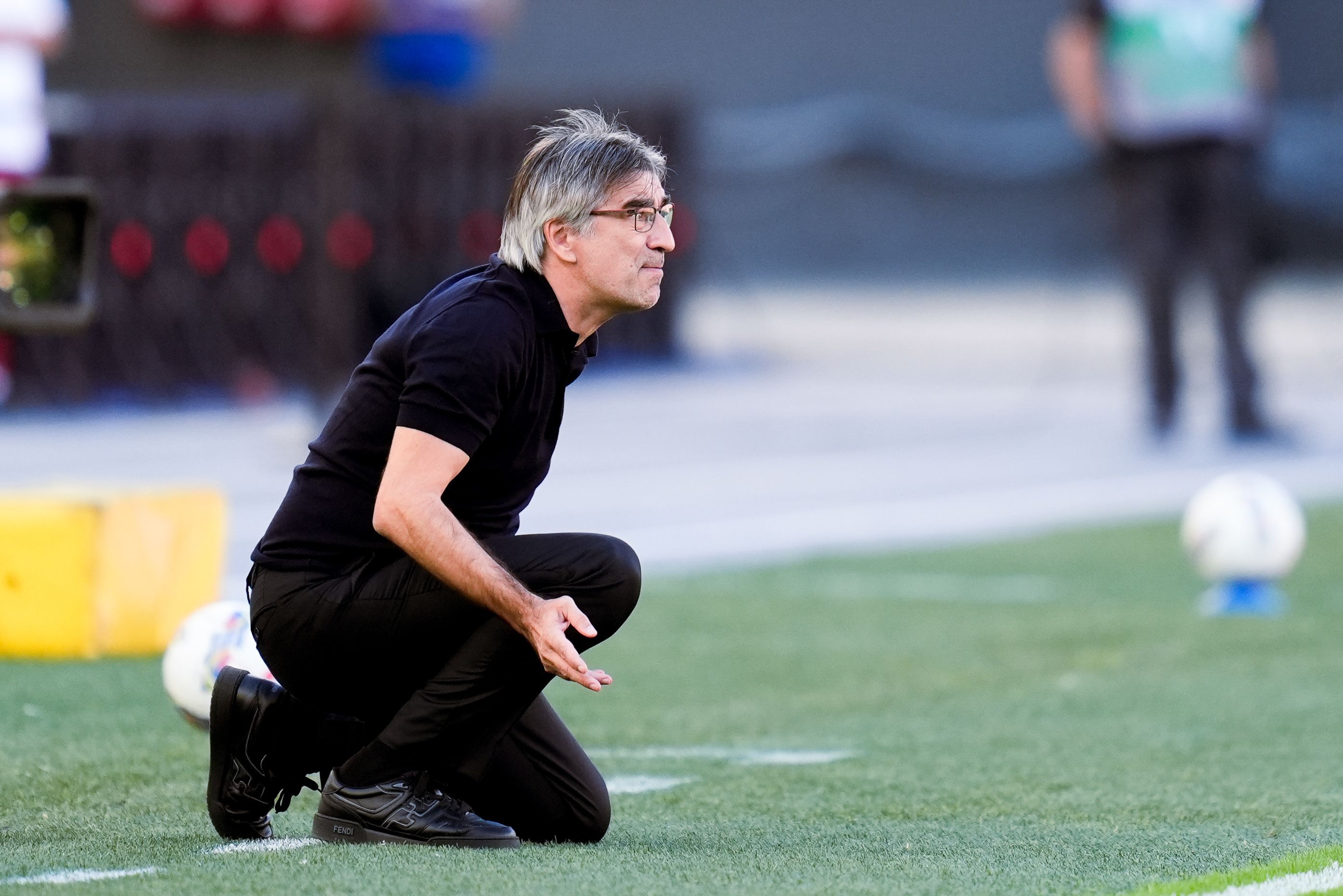 包含博洛尼亚球员状态起伏，教练组寻找最佳战术的词条