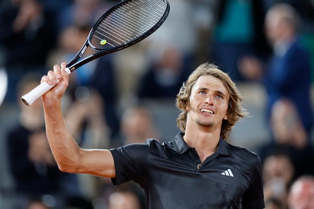 包含世界网球队险胜德国网球队，兹维列夫统治全场的词条