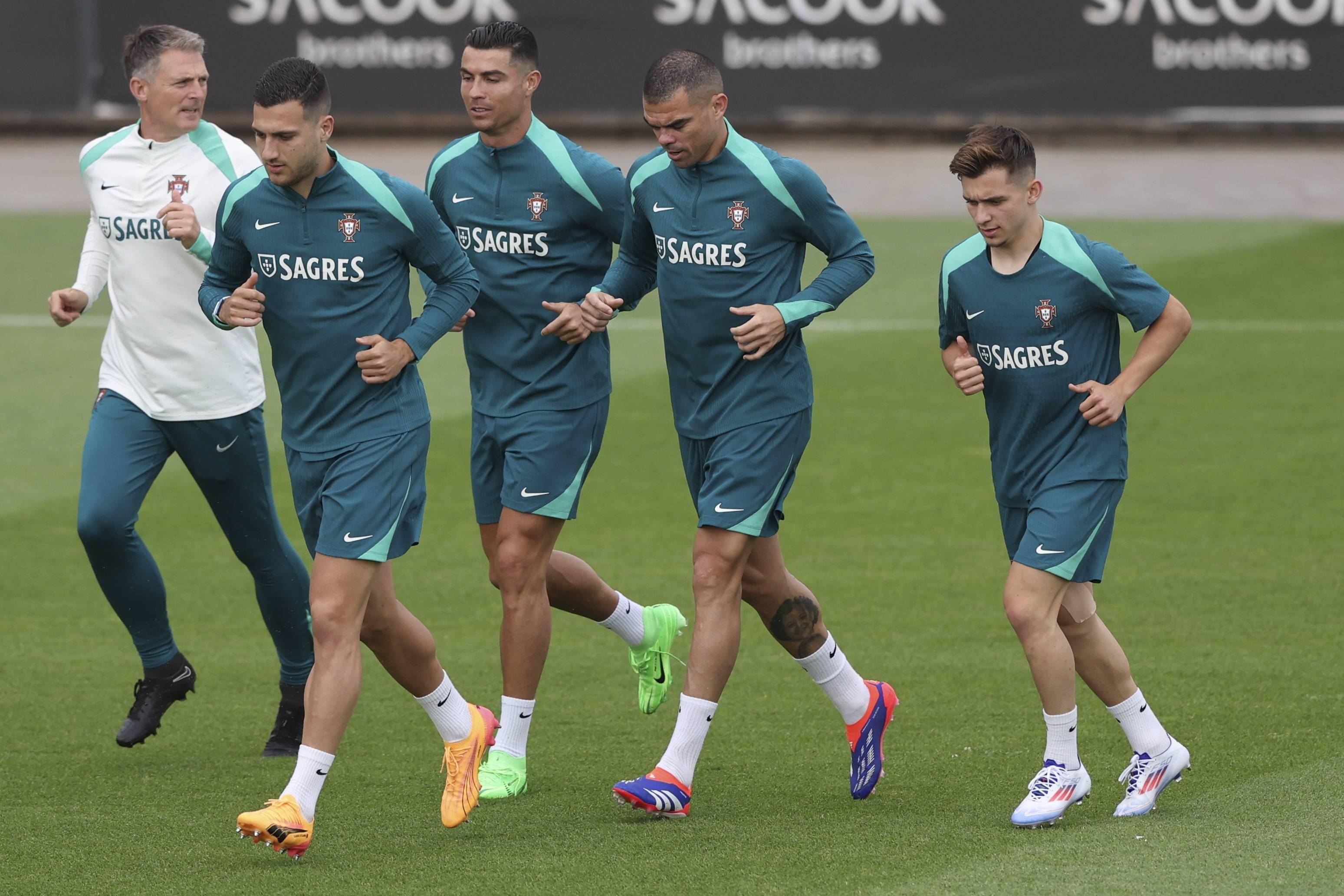 包含葡萄牙队：备战欧洲杯资格赛，全力以赴的词条