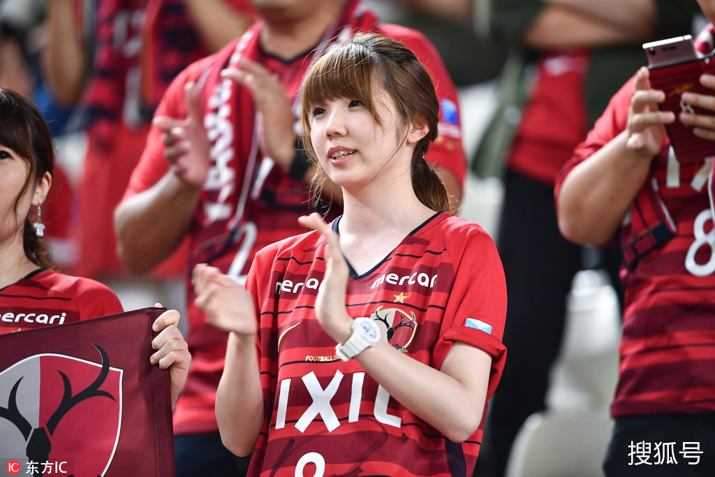 包含沙尔克主场告捷，球迷热情支持的词条