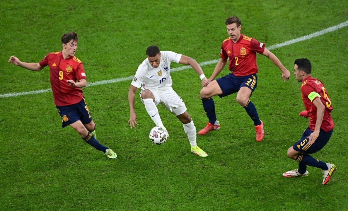 世界足球巨星之战，胜者进入最终决赛