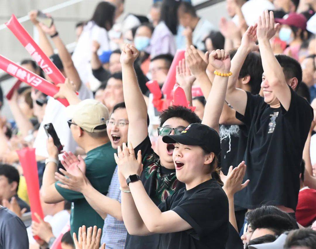 足球比赛引发观众热情，场面火爆