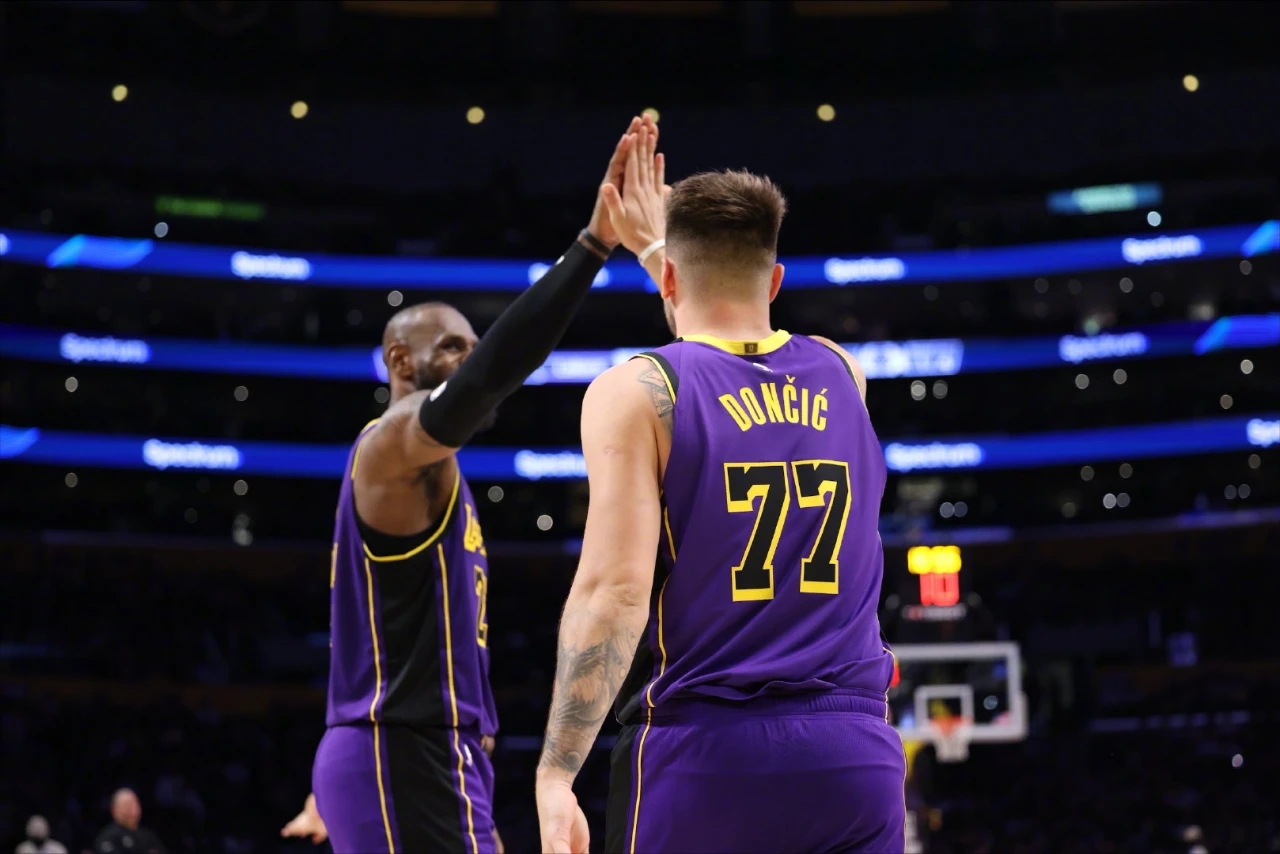 快船绝地反击雷霆，詹姆斯送出助攻