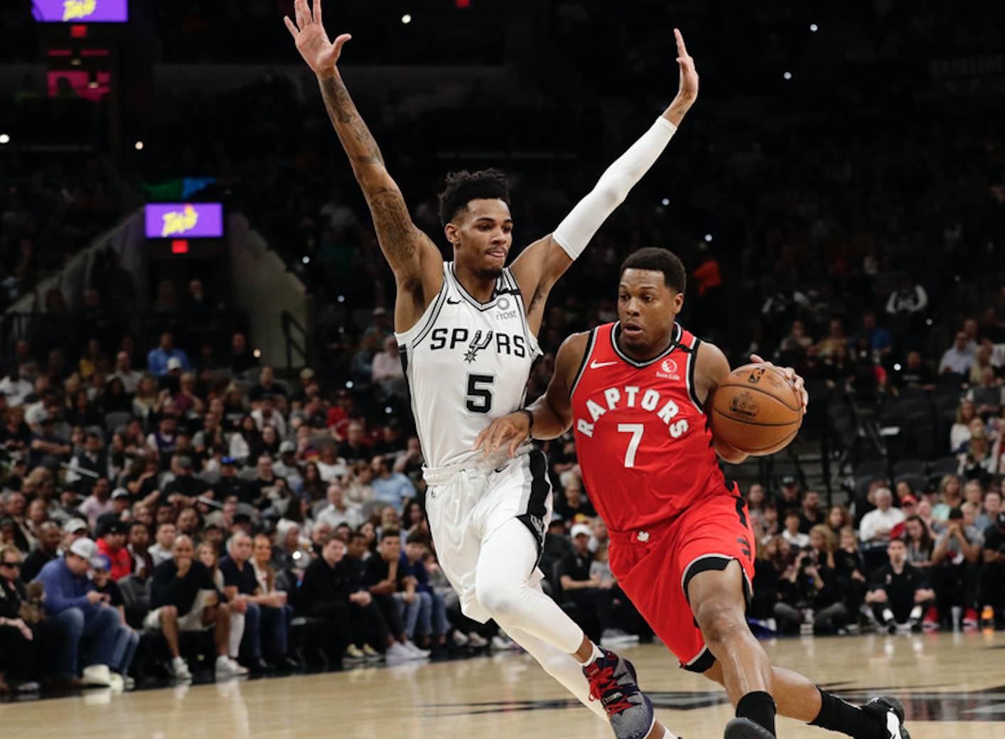 山东队力克马刺，西亚卡姆带队取胜