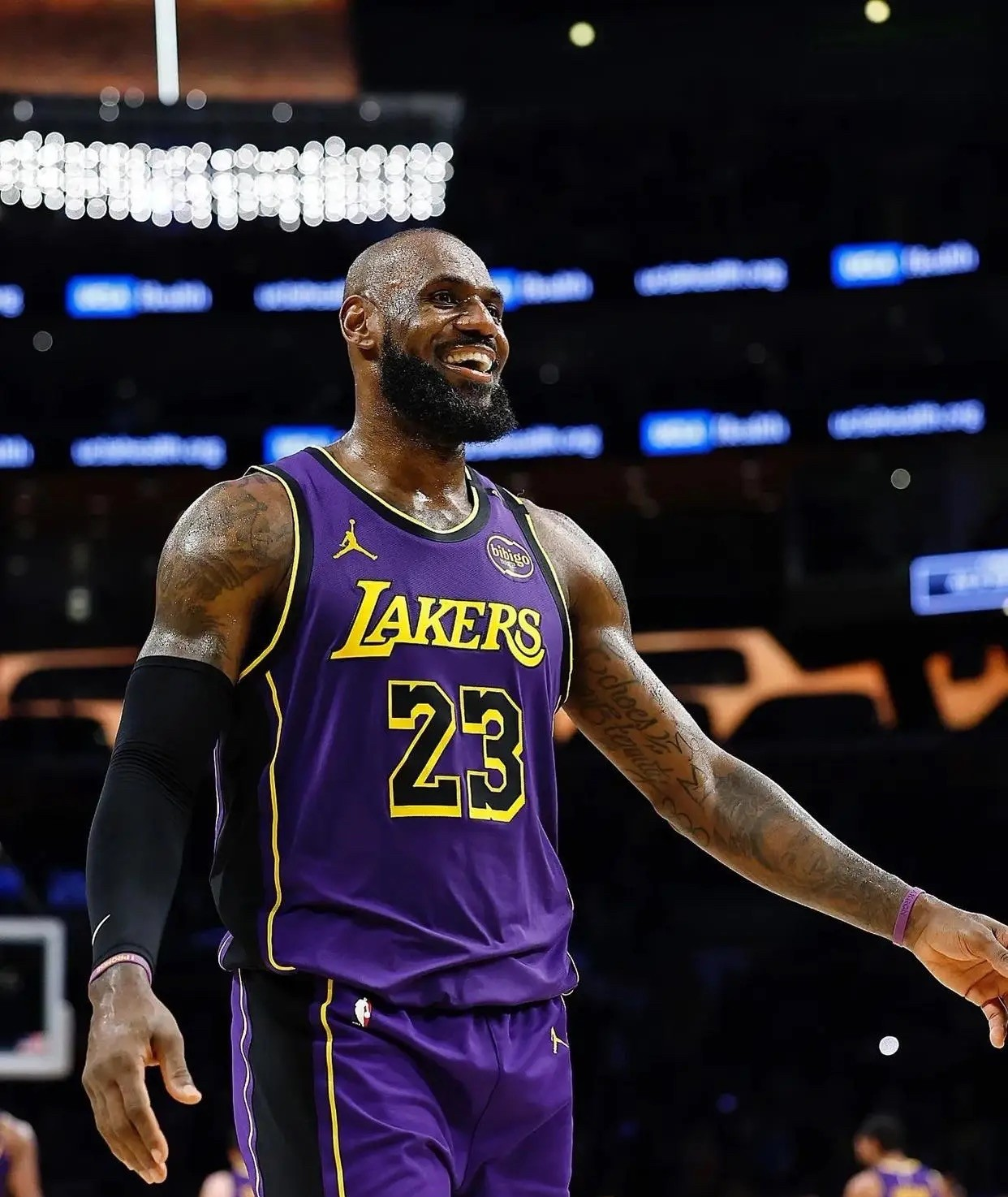 包含NBA球员在社交媒体上分享了精彩瞬间的词条