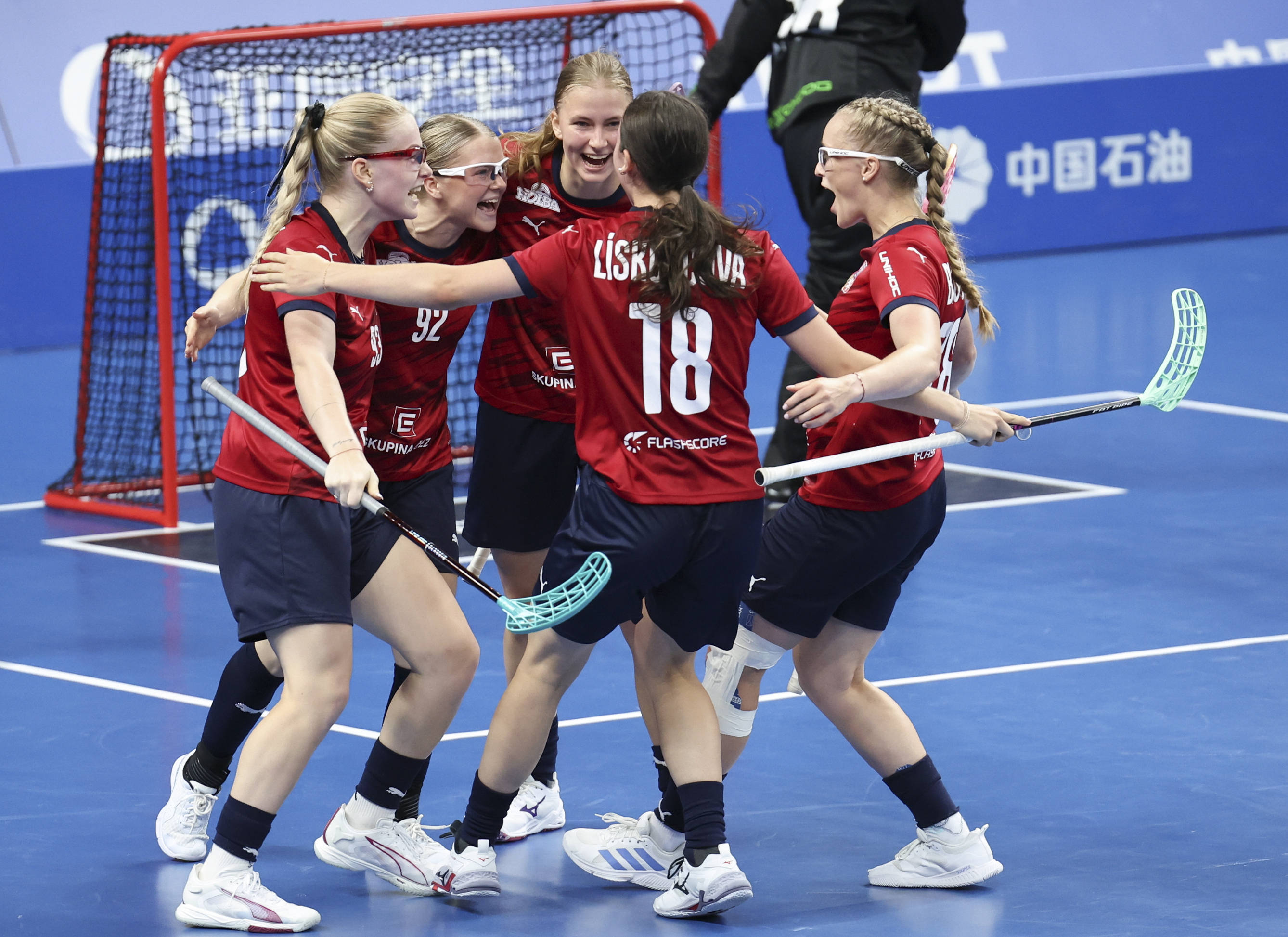 芬兰队在比赛中实现绝地反击，晋级四强