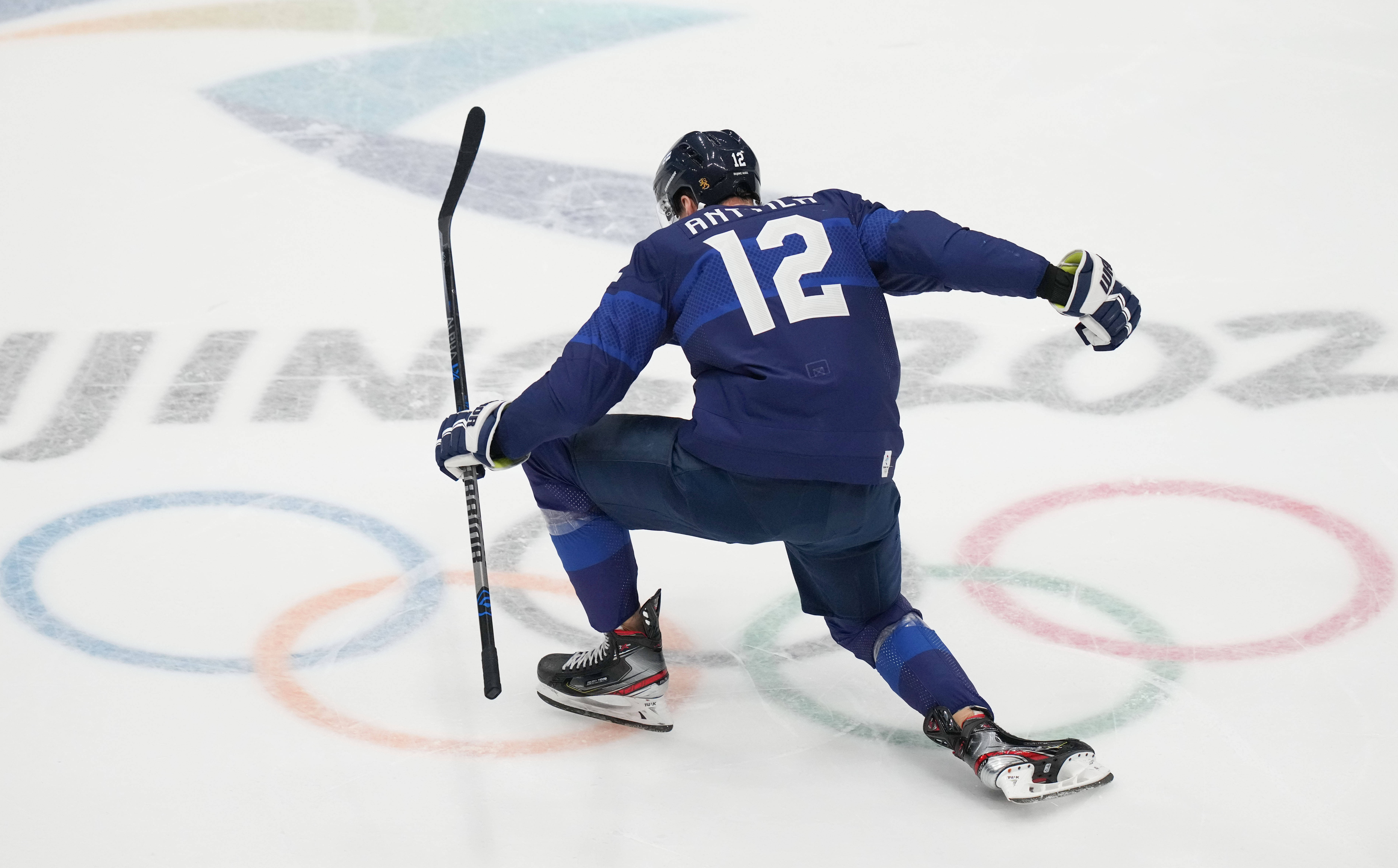 芬兰队在比赛中实现绝地反击，晋级四强