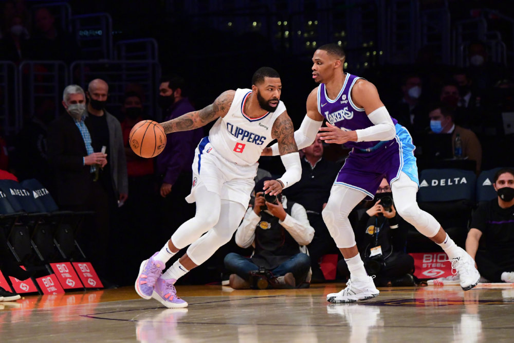 湖人完胜上海队,麦科勒姆带队取胜的简单介绍 湖人完胜上海队,麦科勒姆带队取胜的简单介绍