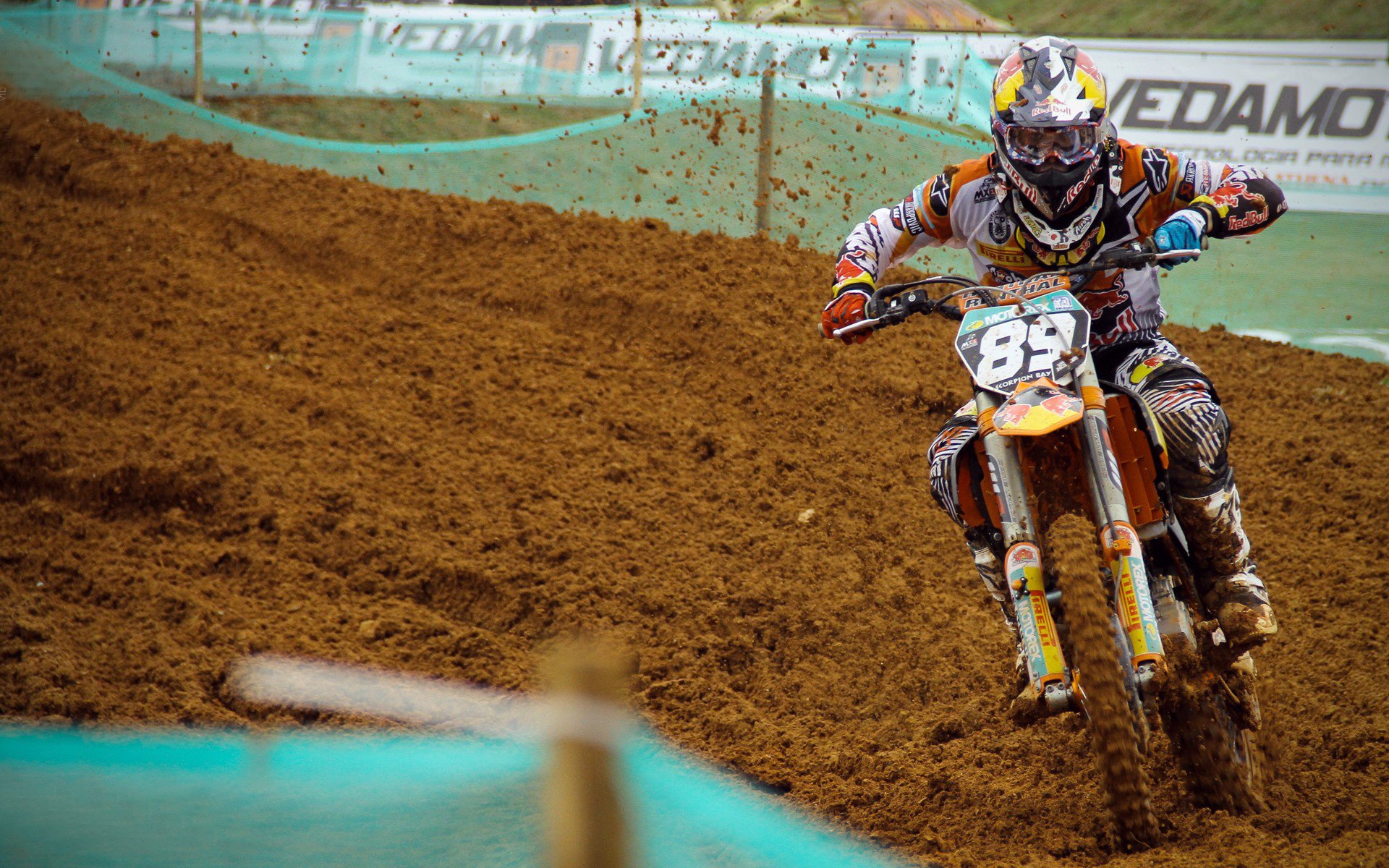 赛道上的绝杀时刻，维斯塔潘关键制胜，阿斯顿马丁力压红牛二队